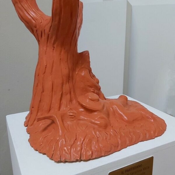 Serafino Valla, “Il partigiano”, 1991, terracotta dipinta ((Istituto Alcide Cervi-Museo, Gattatico, Reggio Emilia)